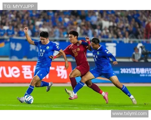 南京足球队在最新足球状态排行榜中荣登第七名展现出强劲实力与潜力 南京足球队在最新足球状态排行榜中荣登第七名展现出强劲实力与潜力