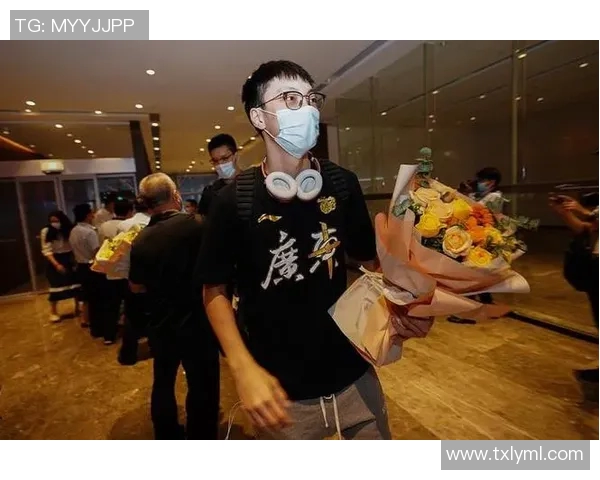 南美足球明星与女球迷亲密合影展现激情与魅力